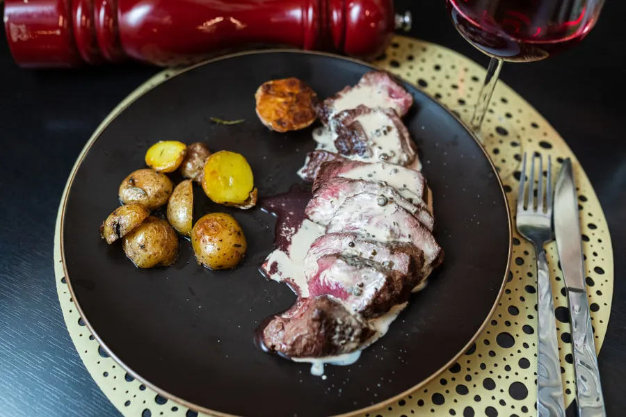 Мастер-класс "Ценителям мяса": 2 стейка + безлимитное вино