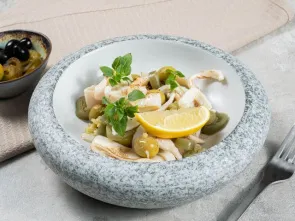 Микс салат с жаренным кальмаром и маринованными оливками