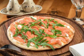 Пицца Аль паделино ( в мини-сковороде) с лососем, сыром бри и рукколой