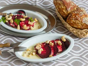 Запеченная свекла с фермерским сыром и кедровыми орешками