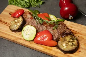 Стейк-стриплойн с запечеными овощами