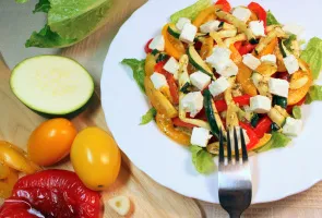 Салат из печеных овощей с кремом из сыра и тыквенными семечками
